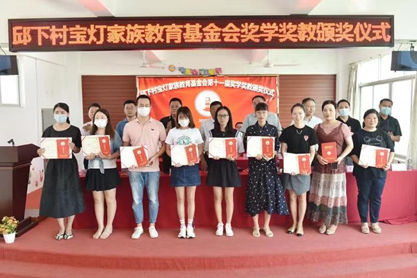 鎮辦村居紛紛開展獎學助學